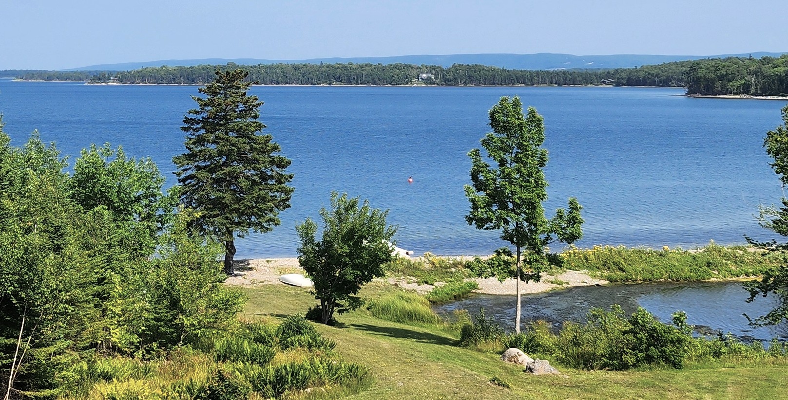 Blick von einem Haus auf einen abgelegenen See in Kanada